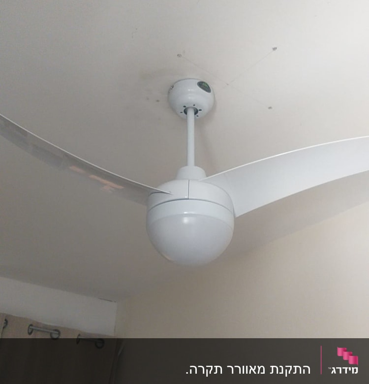 מאוורר תקרה לבן מותקן על תקרה